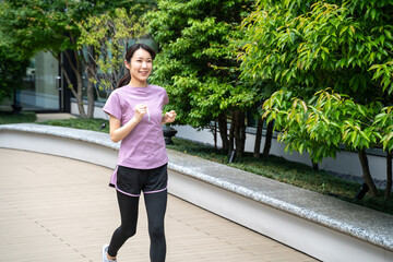 公園でランニングする女性