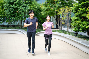 公園でランニングする男女カップル