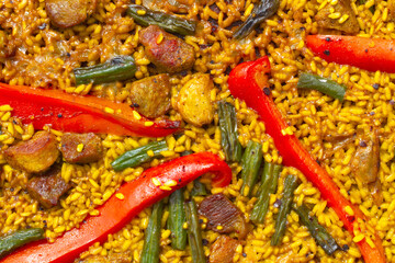 Paella tradicional española. Vista superior y de cerca. 