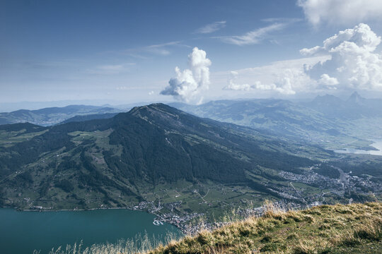 Zugerberg mit den ersten Quellwolken von der Rigi ausgesehen