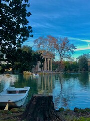 Laghetto in un parco di Roma con tempietto e barchetta