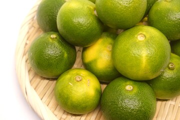 ザルに盛られた早生みかん