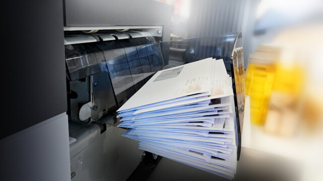 An enveloping machine at the lettershop prepares and processes letters and mailings for the post office or print shop. Print sorted with spine. Lettershop or bookbinder manufacture.	