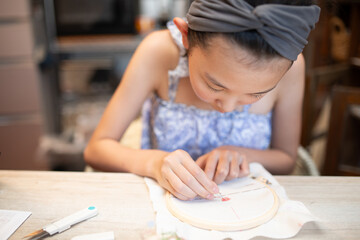 刺繍をする女の子