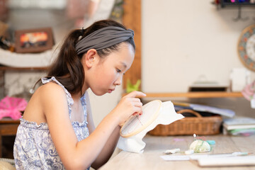 刺繍をする女の子