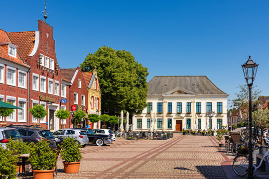 Esens, Niedersachsen, Deutschland &ndash; 23. Juni 2024; Der Rathausplatz von der ostfriesischen Kleinstadt Esens.