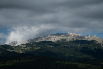 Montaña con nubes bajas
