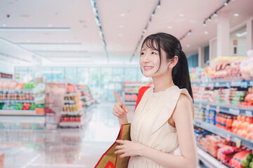 スーパーで買い物をする若い女性