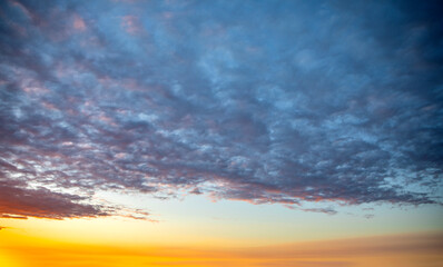Couché de soleil dans le ciel en été.