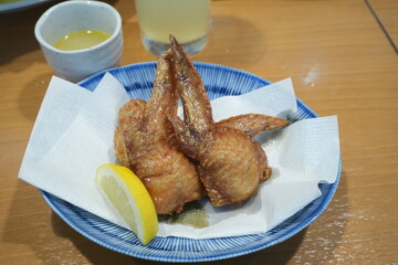 Japanese Food, Fried Chicken or Tebasaki with Lemon - 日本料理 鶏の手羽先