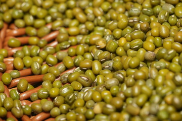 緑豆（Vigna radiata）は、小さく緑色の豆類で、栄養価が高く、料理において多様に使われるため広く栽培されています。アジアが原産です。