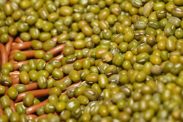 Mung beans (Vigna radiata) are small, green legumes widely cultivated for their high nutritional value and versatility in cooking. Native to Asia|綠豆