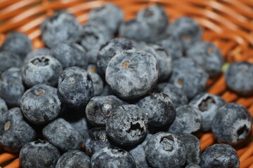 Blueberries (Vaccinium sect. Cyanococcus) are small, nutrient-rich berries that are highly regarded for their sweet taste, vibrant color, and numerous health benefits.|藍莓