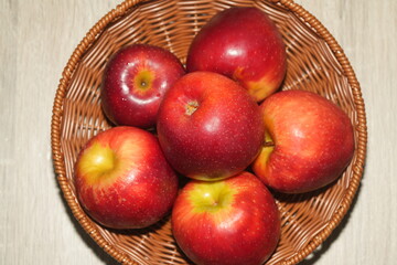 The apple (Malus domestica) is one of the most widely cultivated and consumed fruits in the world. Known for its sweet or tart flavor, crisp texture, and versatility|蘋果
