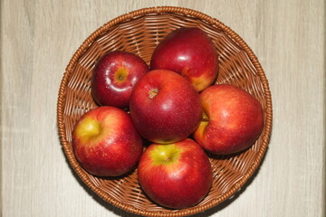 The apple (Malus domestica) is one of the most widely cultivated and consumed fruits in the world. Known for its sweet or tart flavor, crisp texture, and versatility|蘋果