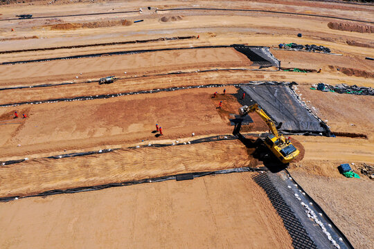 Coverage of clay-type material on geosynthetics in mine fill