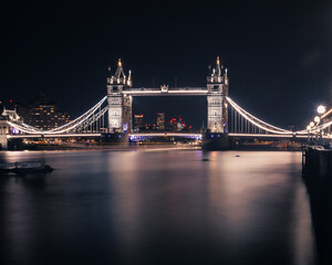 Obraz premium tower bridge at night