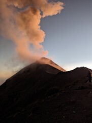 Humo y fuego: El Volcán de Fuego muestra su fuerza