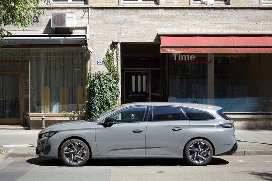 Peugeot 508 SW als Kombi oder Station Wagon und Sportwagon in modernem Grau im Sommer bei Sonnenschein am 10.08.2024 in der Stephanstra&szlig;e in der Innenstadt von Frankfurt am Main in Hessen