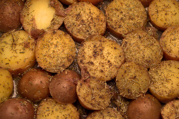 Gekochte Pellkartoffeln mit Rosmarin in der Bratpfanne