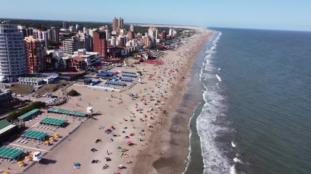 Toma aerea de la playa de Carilo en la costa atlantica de Argentina, Buenos Aires.
