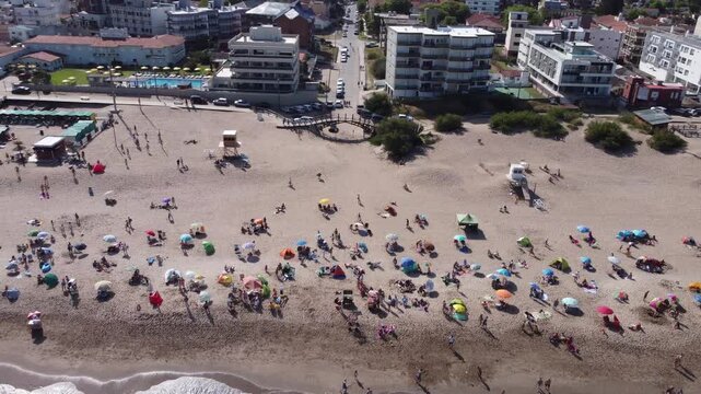 Toma aerea de la playa de Carilo en la costa atlantica de Argentina, Buenos Aires.