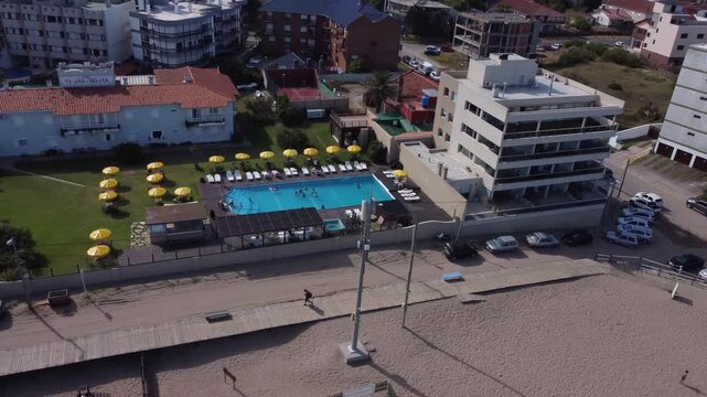 Toma aerea de la playa de Carilo en la costa atlantica de Argentina, Buenos Aires.