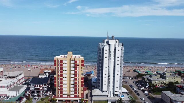 Toma aerea de la playa de Carilo en la costa atlantica de Argentina, Buenos Aires.