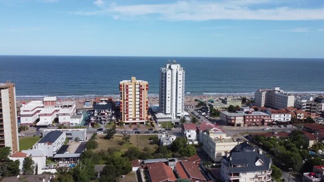 Toma aerea de la playa de Carilo en la costa atlantica de Argentina, Buenos Aires.