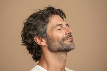 Obraz premium A close up of a man's face with her eyes closed