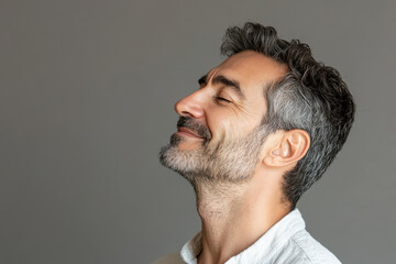 Obraz premium A close up of a man's face with her eyes closed