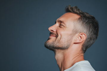 Obraz premium A close up of a man's face with her eyes closed