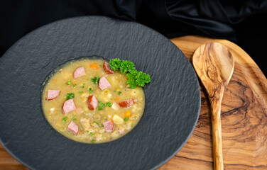 Erbsen Pisum sativum auf Olivenholz