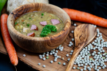 Erbsen Pisum sativum auf Olivenholz
