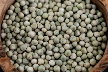 Erbsen Pisum sativum auf Olivenholz