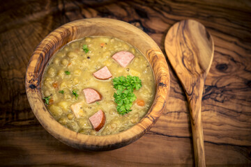 Erbsen Pisum sativum auf Olivenholz