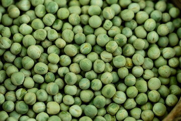 Erbsen Pisum sativum auf Olivenholz