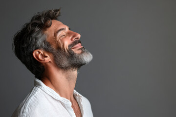 Obraz premium A close up of a man's face with her eyes closed