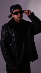 hombre latino artista 