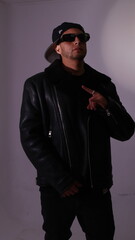 hombre latino artista 