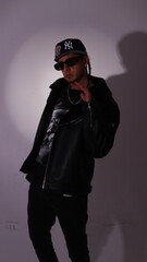 hombre latino artista 
