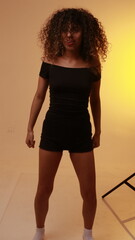 Mujer latina de rulos 
