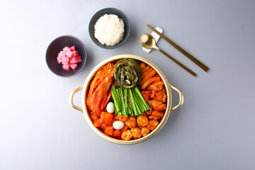 회색배경의 곱도리탕 Gopdoritang with gray background