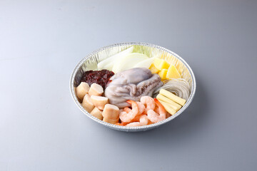회색배경의 곱도리탕 Gopdoritang with gray background