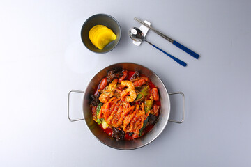 회색배경의 곱도리탕 Gopdoritang with gray background