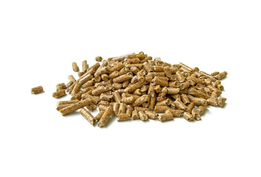 Pellet, pelet drzewny. Drewno opałowe na białym tle