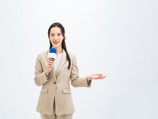 マイクを持ってテレビ中継する女性アナウンサー　レポーター