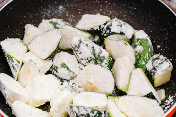片栗粉をまぶしたズッキーニを炒める