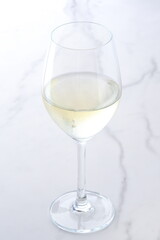 よく冷えた白ワインのグラス
