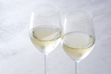 白ワインが注がれたふたつのワイングラスで、乾杯のイメージ
